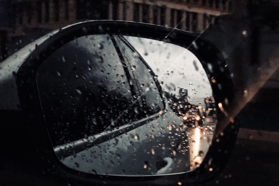 暴雨开双闪是对的吗？下雨天开车应该开什么灯？