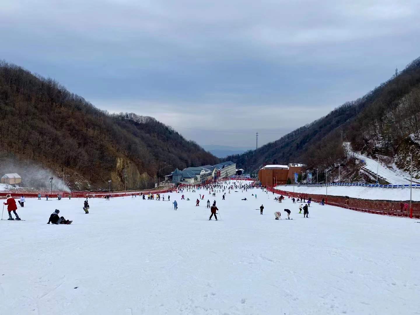 综艺《超有趣滑雪大会》正在东北火热录制中 黄明昊虞书欣开启“反套路滑雪”