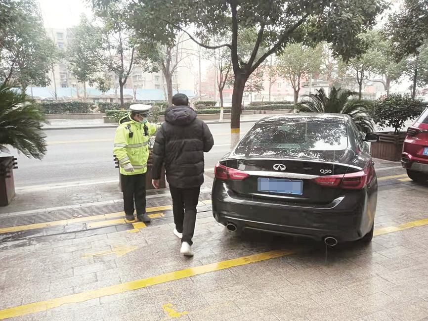 湖北宜昌交警多措并举开展机动车违法停车整治行动