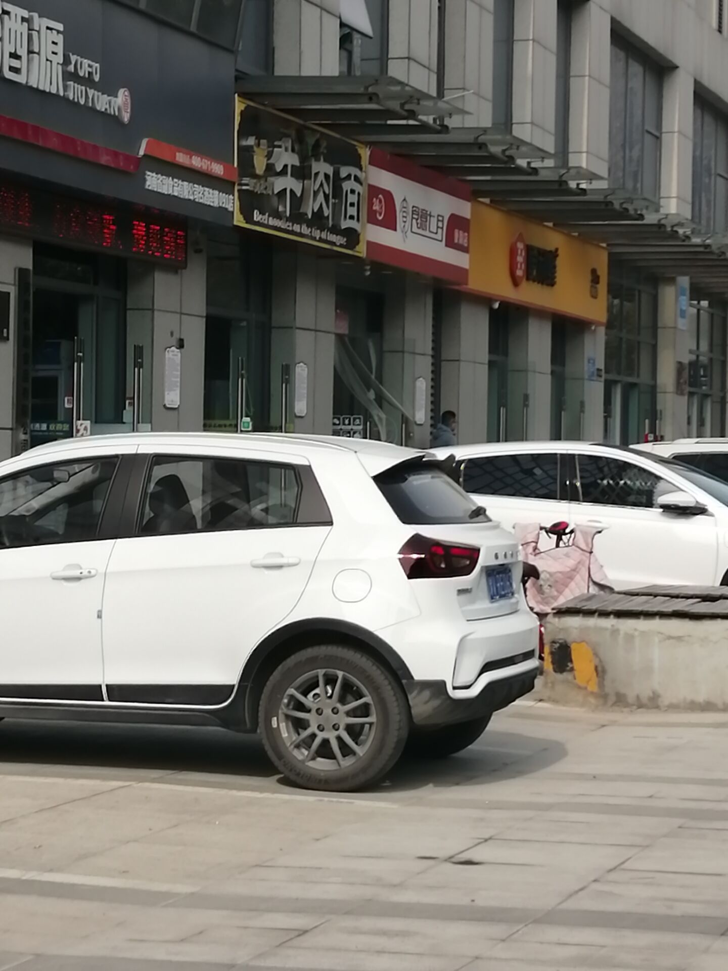 车辆轻微刮擦事故处理流程是什么?车险理赔需要提供哪些资料?